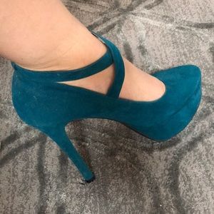 Super cute turquoise heel!